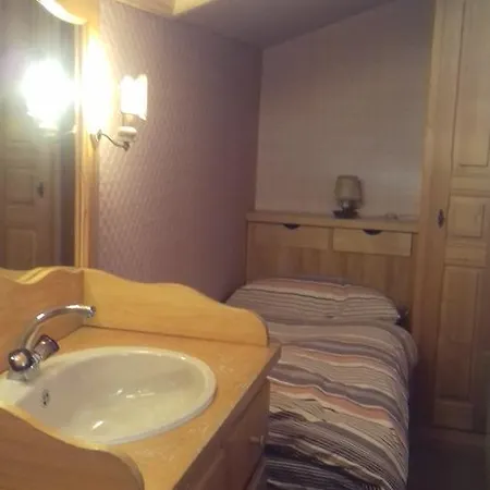 Authentic 2 Bedroom דירה